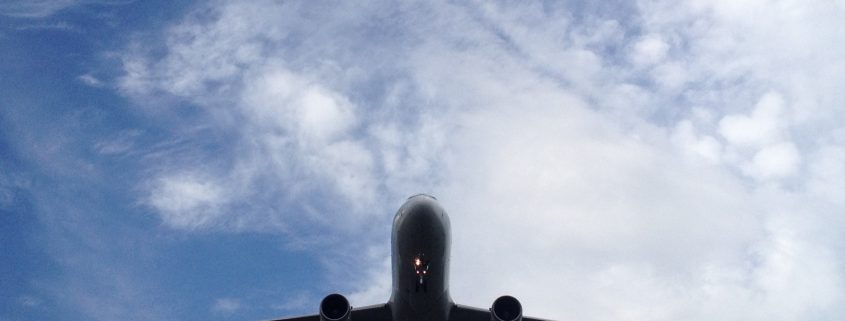 avion volando cielo azul