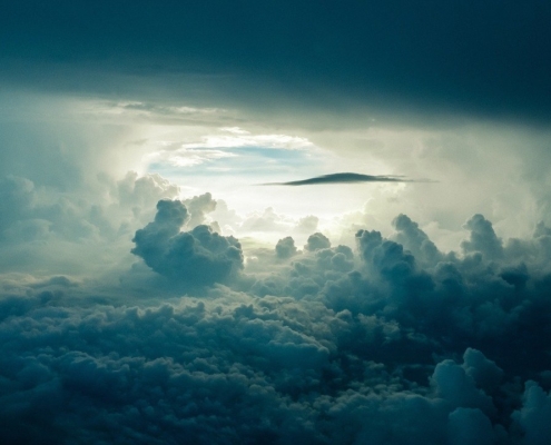 Avión y tormenta